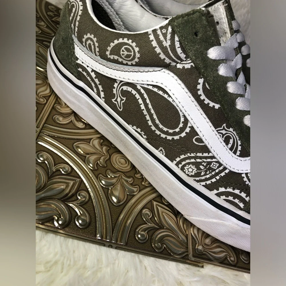 Vans Men's Green Paisley Sneakers size 7 Women’s 8.5